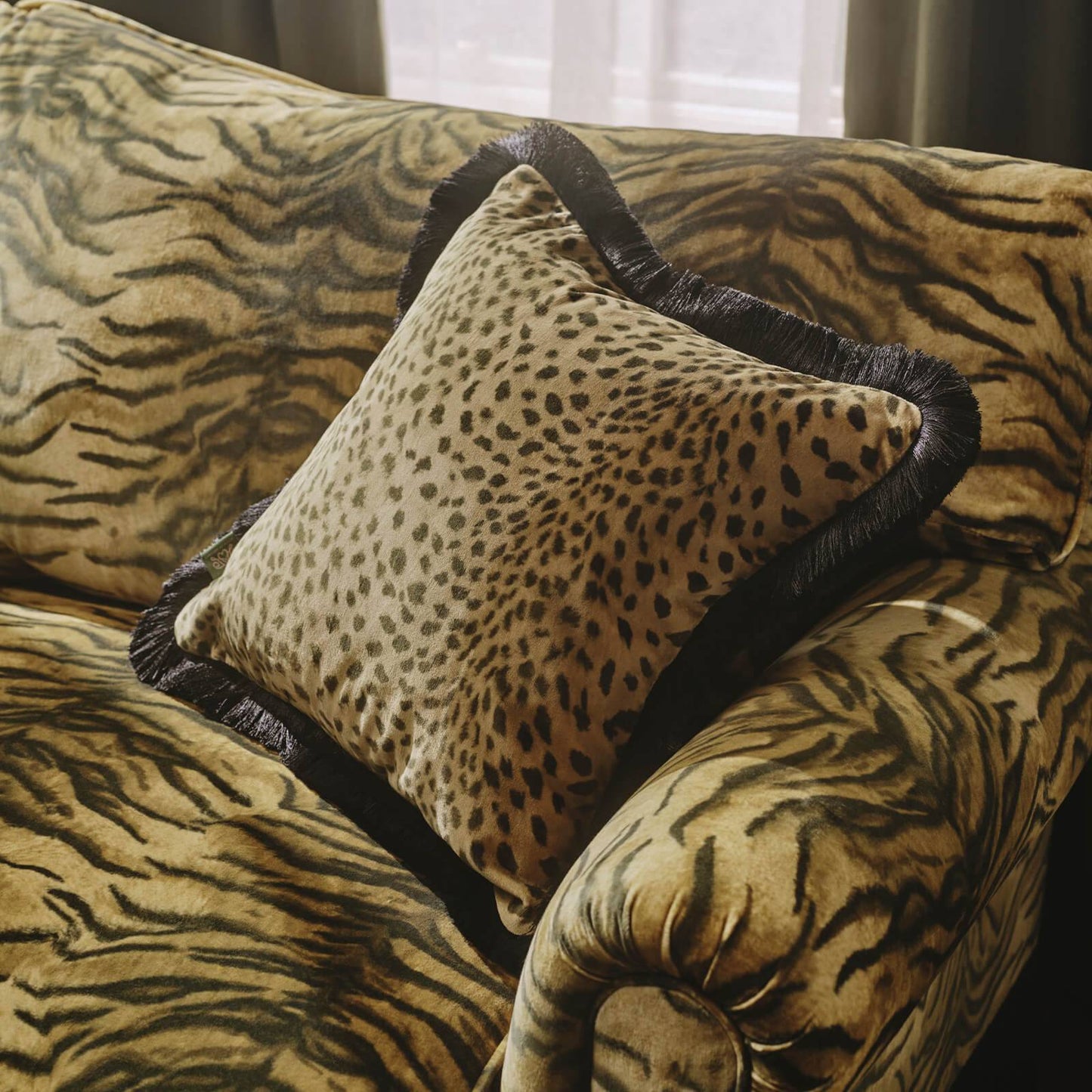SAVANNA Velvet Fringed